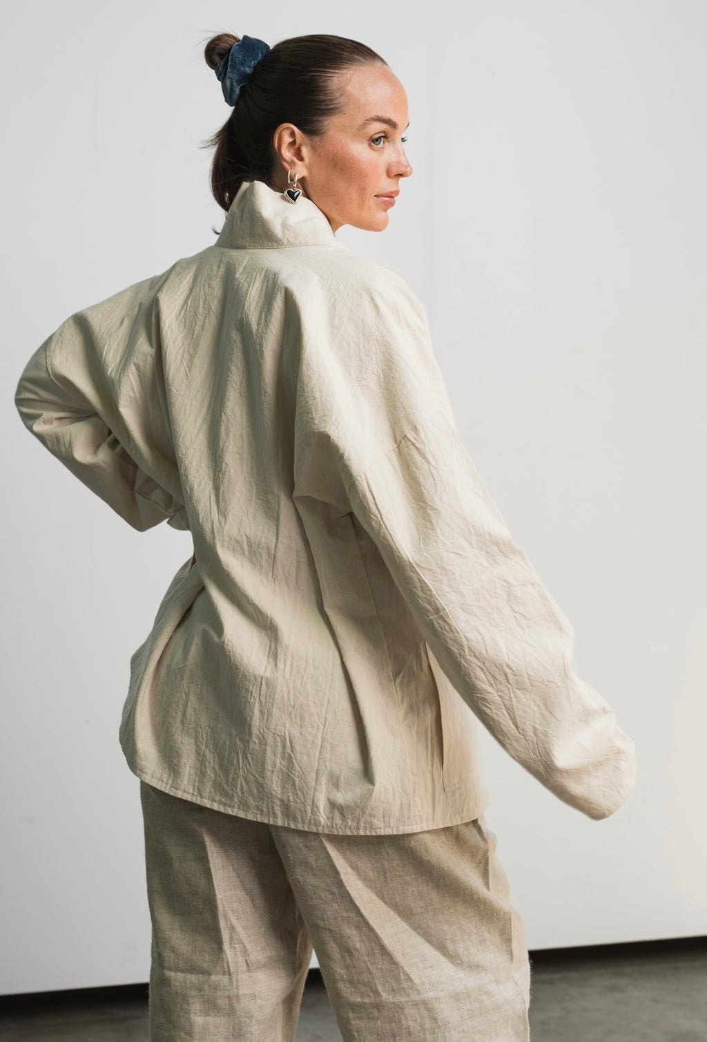 Unisex cotton canvas blazer jacket in undyed, unbleached fabric with three pockets and minimalist design