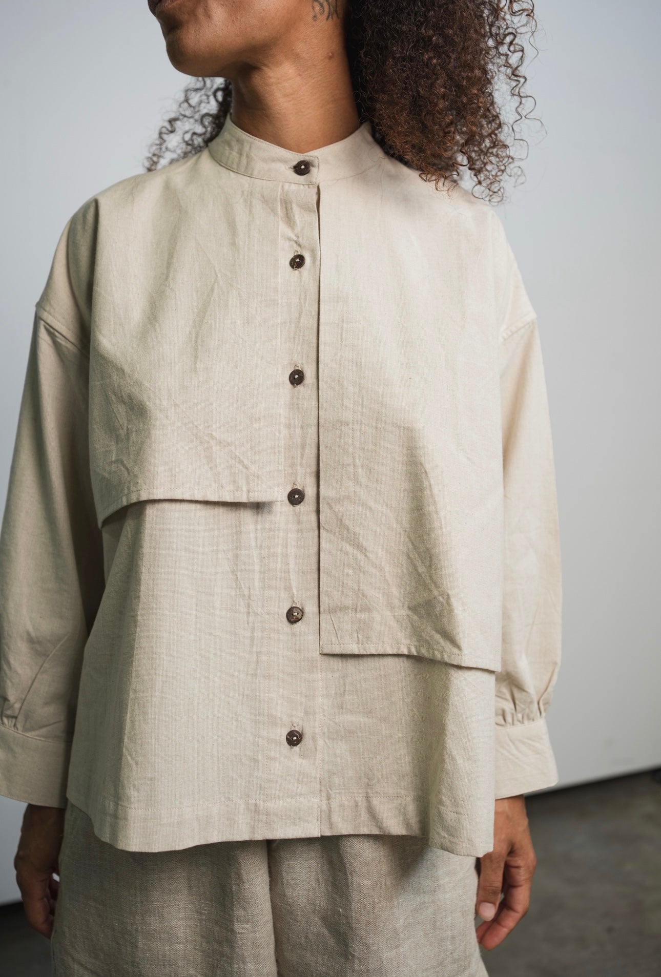 Organic cotton blouse with coconut buttons and delicate cap seam details

