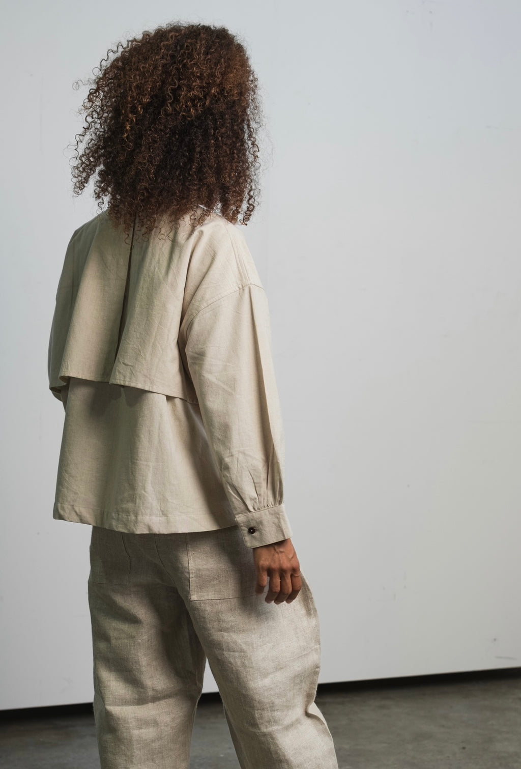 Organic cotton blouse with coconut buttons and delicate cap seam details
