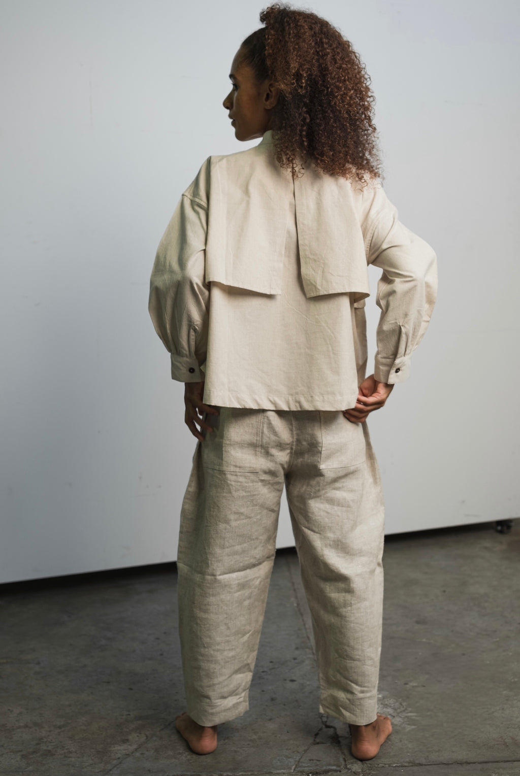 Organic cotton blouse with coconut buttons and delicate cap seam details
