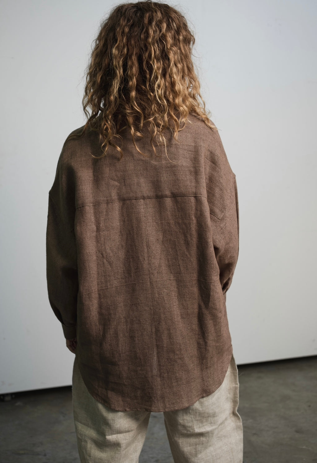 Heavy linen dress shirt with classic collar, buffalo horn buttons, and tapered sleeves
