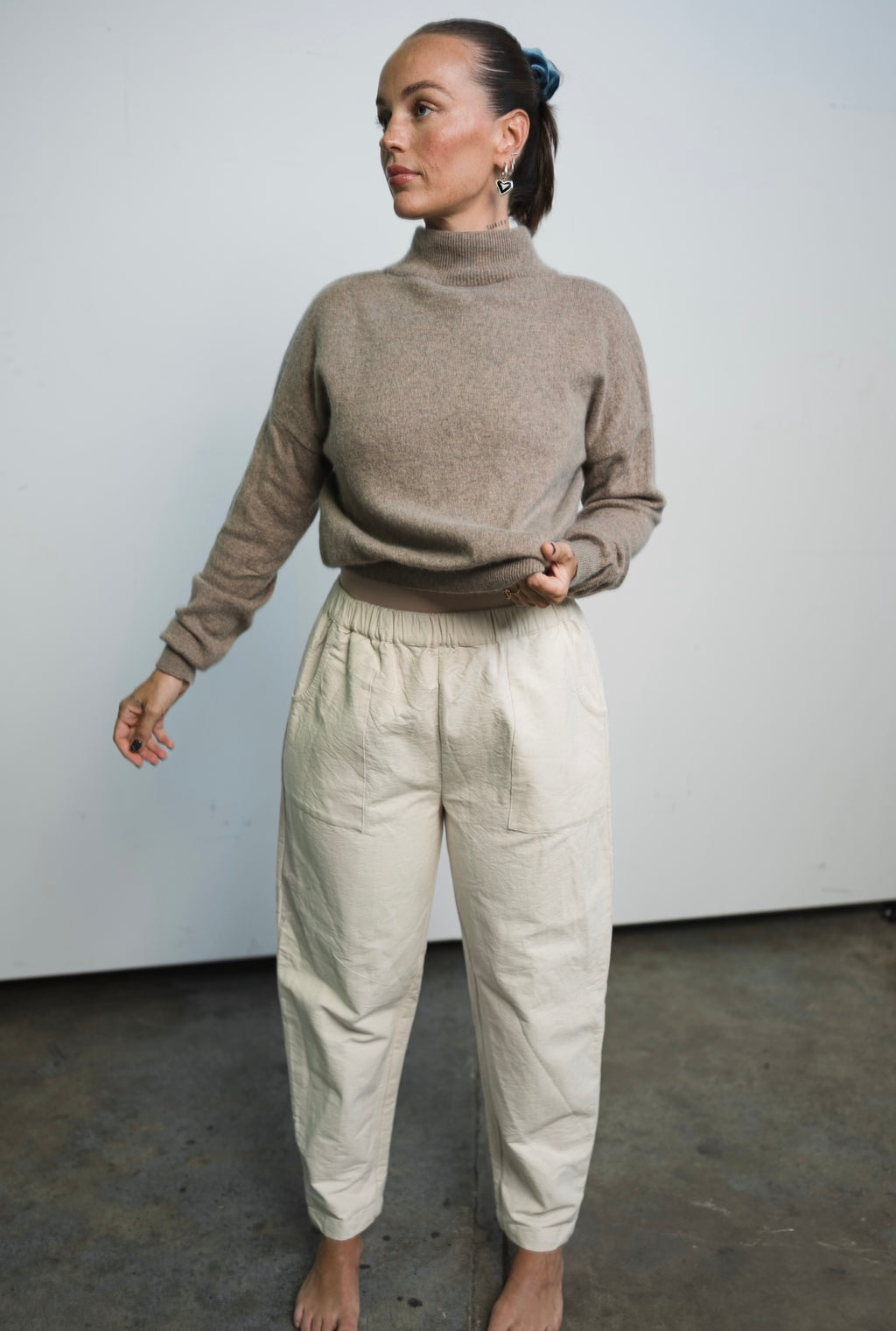 Unisex straight-leg garment in raw unbleached cotton canvas with front pockets
