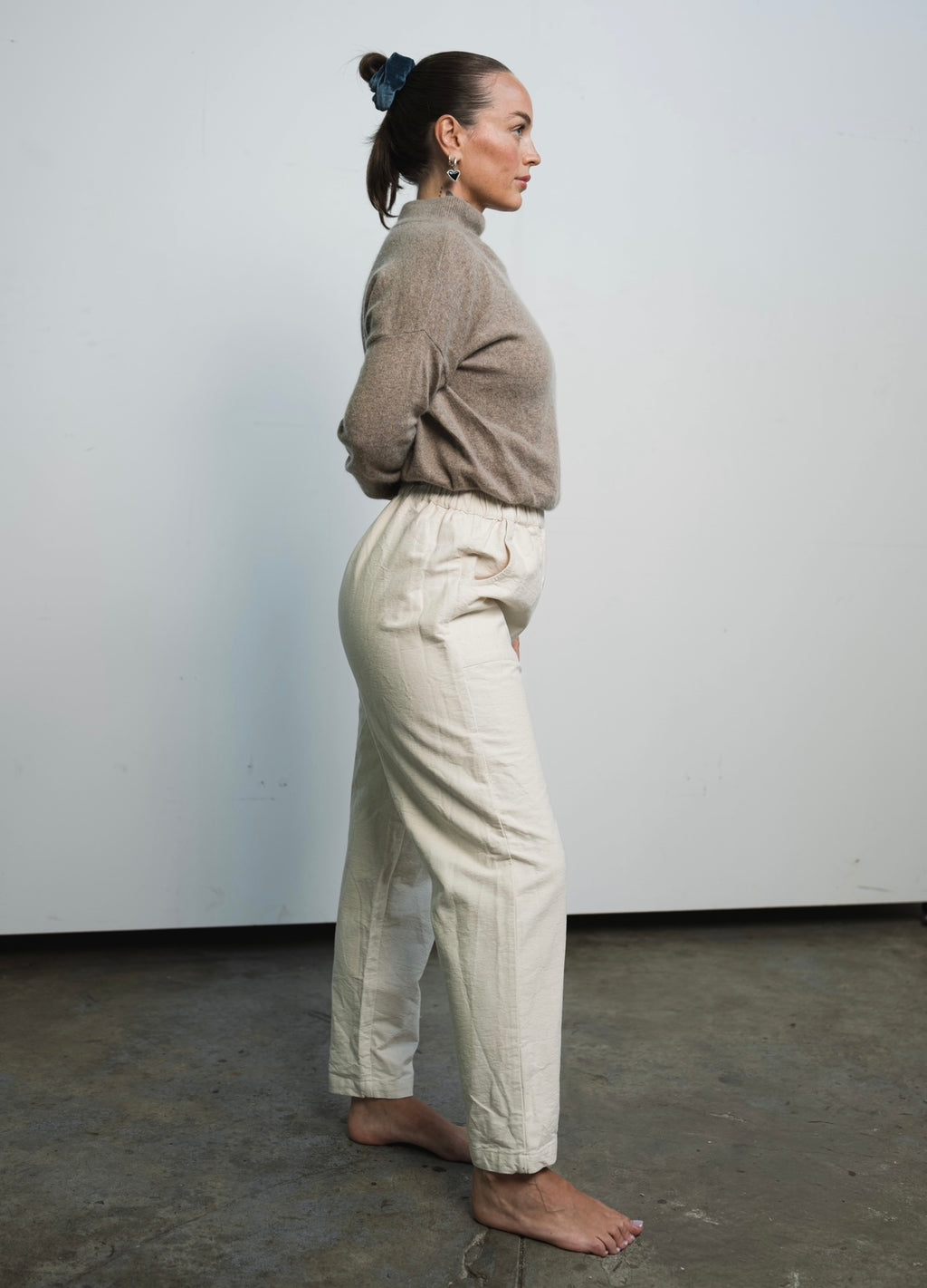 Unisex straight-leg garment in raw unbleached cotton canvas with front pockets
